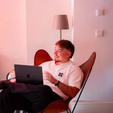 Arbeitsplatz im SDRS-Studio: Sessel, Laptop und die rote Leuchtschrift